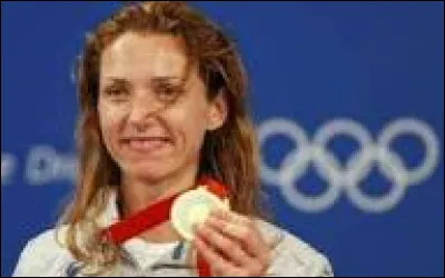 Dans quel sport Valentina Vezzali totalise-t-elle six m&eacute;dailles d'or olympiques, dont trois individuelles remport&eacute;es cons&eacute;cutivement (2000, 2004 et 2008) ?