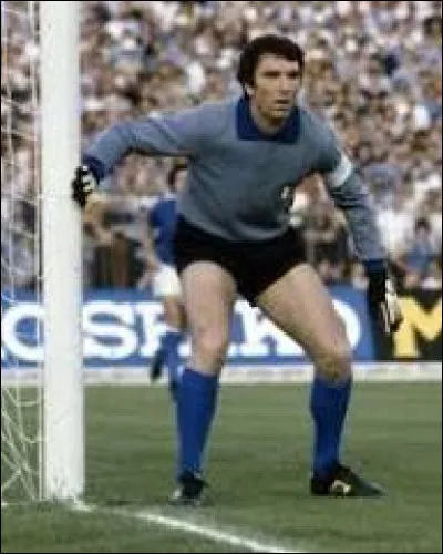 Ce footballeur, gardien de but de la Juventus et de l'&eacute;quipe d'Italie entre 1968 et 1983, a remport&eacute; six titres de champion d'Italie avec son club et la coupe du monde 1982 : c'est ...