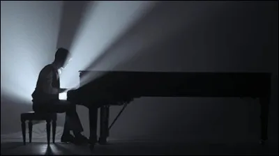 Quel chanteur mort &agrave; 44 ans d'une crise cardiaque est l'auteur-compositeur du titre ''Superficiel et l&eacute;ger'' ?