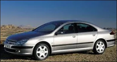 Quel est le nom de cette grande voiture grise ?