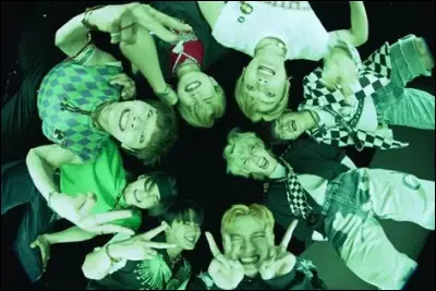 "CHEESE" de Stray Kids poss&egrave;de un double sens. Le sens est cach&eacute; derri&egrave;re le fromage, mais est en r&eacute;alit&eacute; une lettre contre les haters. "Cheese" est aussi ce qu'on dit avant de poser pour une photo. En gros, cette chanson signifie sourire et se moquer des haters.Qui a &eacute;crit et compos&eacute; cette chanson ?