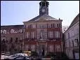 De la route de Reims, perspective sur la ville, accrocge  la colline. Capitale de la Thirache, elle est marque par les vestiges de ses remparts, ses rues paves, ses maisons  toits aigus.