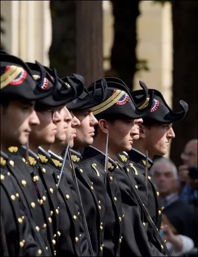 Quelle grande &eacute;cole, fond&eacute;e en 1794, a pour devise "Pour la patrie, les sciences et la gloire" ?