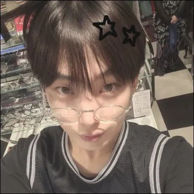 Et pour finir, il a les cheveux naturellement...