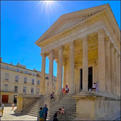Dans quelle ville du Sud de la France se situe le temple romain appel&eacute; la Maison carr&eacute;e ?