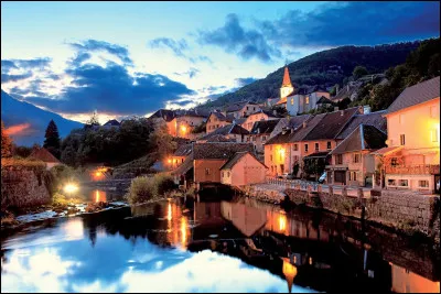 Pour conclure en beaut&eacute; ce quiz, faisons un arr&ecirc;t &agrave; Lods, ville Franc-Comtoise &agrave; flanc de colline et au bord du Doubs, dans le 25, le d&eacute;partement du�