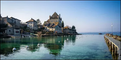 Au c�ur des Alpes se situe Yvoire, commune aurhalpine de Haute-Savoie au bord d�un lac. Son architecture m&eacute;di&eacute;vale attire touristes et curieux. Quel est le num&eacute;ro du d&eacute;partement o&ugrave; se situe Yvoire ?