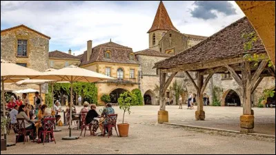 En Dordogne (24), nous admirons la ville de Monpazier, un aimant &agrave; touristes gr&acirc;ce &agrave; sa grande place et &agrave; sa richesse architecturale. Pour pouvoir d&eacute;guster un caf&eacute; devant les petits immeubles m&eacute;di&eacute;vaux, rendez-vous�