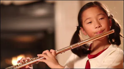 Quel est l'instrument que cette petite fille est en train d'utiliser ?