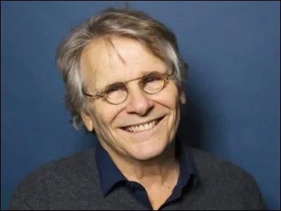 Qui est cet &eacute;crivain fran&ccedil;ais, auteur du roman ''Le Dictateur et le Hamac'' ?