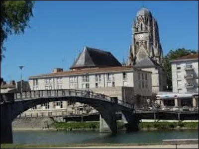 Quel est le nom des habitants de Saintes (17) ?