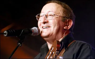 Qui est ce chanteur auteur-compositeur-interpr&egrave;te et musicien alg&eacute;rien d�expression kabyle ?