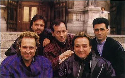 Comment le capitaine est-il d'apr&egrave;s le titre de la chanson du groupe "Gold" ?