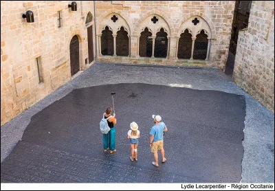 Dans quelle ville dynamique peut-on se promener sur la place des &Eacute;critures et essayer de d&eacute;crypter la pierre de Rosette ?