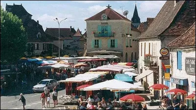 Quel est ce petit village o&ugrave; naquit un mar&eacute;chal de France et qui accueille le si&egrave;ge du Parc naturel r&eacute;gional des causses du Quercy ?