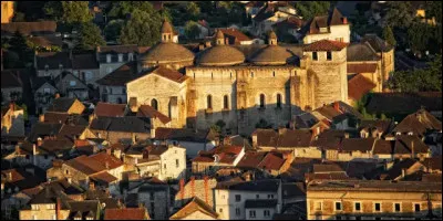 Au bord de la Dordogne, Souillac, jolie petite ville poss&egrave;de un mus&eacute;e national. Lequel ?