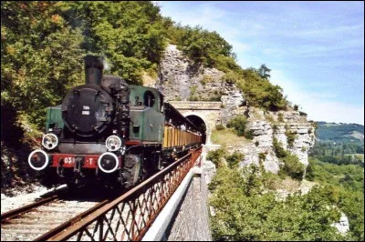 Quel est le nom de ce train touristique qui fait d&eacute;couvrir la vall&eacute;e de la Dordogne en circulant sur les falaises &agrave; plus de 85m de hauteur ?