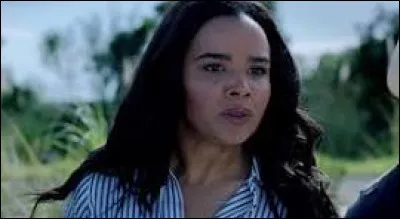 Quel est son nom et quelle est la couleur de sa tenue quand elle se transforme ?