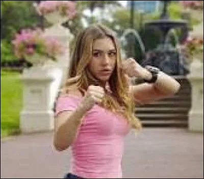 Comment s�appelle-t-elle et quelle est la couleur de sa tenue quand elle se transforme ?