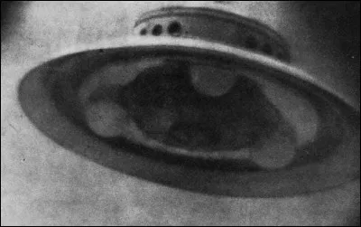 En 1952, George Adamski pr&eacute;tend avoir rencontr&eacute; un V&eacute;nusien qui l'a emmen&eacute; dans l'espace gr&acirc;ce &agrave; sa soucoupe volante. Le clich&eacute; de la soucoupe volante restera c&eacute;l&egrave;bre gr&acirc;ce au travail des m&eacute;dias mais s'av&eacute;rera &ecirc;tre un trucage. Comment Adamski a-t-il r&eacute;alis&eacute; cette photo ?