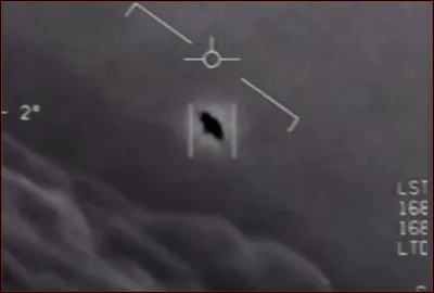 En 2004, le porte-avions am&eacute;ricain Nimitz re&ccedil;oit des &eacute;chos radar provenant d'objets non identifi&eacute;s. Le Nimitz fait d&eacute;coller plusieurs chasseurs F18 qui volent &agrave; la rencontre de ces objets. Les pilotes auront un contact visuel avec les ovnis et enregistreront les mouvements de ceux-ci dans des vid&eacute;os infra-rouges. Quelle explication finale sera donn&eacute;e par le D&eacute;partement de la D&eacute;fense des USA ?