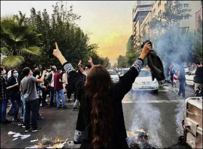 Le 16 septembre 2022, Mahsa Amini, &eacute;tudiante iranienne d'origine kurde de 22 ans, est tu&eacute;e par le r&eacute;gime apr&egrave;s avoir &eacute;t&eacute; embarqu&eacute;e par la police pour "port de v&ecirc;tements inappropri&eacute;s". Comment s'appelait cette police, abolie en 2022 ?