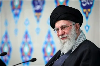 Dans la nuit du 28 f&eacute;vrier au 1er mars, la nouvelle se confirme : la Guide la R&eacute;volution Ali Khamenei est mort ! Si on compte ses deux mandats en tant que pr&eacute;sident qui ont directement pr&eacute;c&eacute;d&eacute; son r&egrave;gne, combien de temps Khamenei est-il rest&eacute; au pouvoir ?
