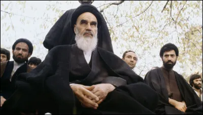Khomeini devient officiellement Guide la R&eacute;volution le 3 d&eacute;cembre 1979 et fonde la r&eacute;publique islamique d'Iran. Quel &eacute;v&eacute;nement d&eacute;clenche la rupture totale des relations avec les &Eacute;tats-Unis ?