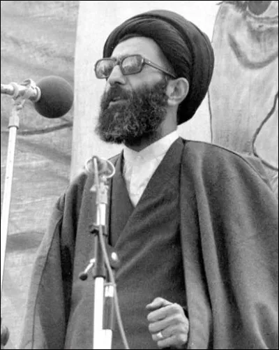 Rouhollah Khomeini meurt le 3 juin 1989 &agrave; 86 ans de causes naturelles. Le guide adjoint, Hossein Ali Montazeri, n'est pas choisi. Un nom ressort cependant, celui d'Ali Khamenei. Quel poste occupait-il sous Khomeini ?