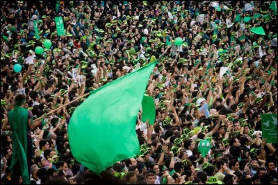 Le r&egrave;gne d'Ali Khamenei d&eacute;bute avec le pr&eacute;sident &eacute;lu sur un programme de r&eacute;formes Hachemi Rafsandjani (1989-1997) puis par Mohammad Khatami, chef de file des r&eacute;formateurs et pr&eacute;sident de 1997 &agrave; 2005. En 2005 Mahmoud Ahmadinejad, conservateur, est &eacute;lu pr&eacute;sident et r&eacute;&eacute;lu frauduleusement en 2009, ce qui entraine un mouvement de contestation. Comment se dernier s'est-il appel&eacute; ?