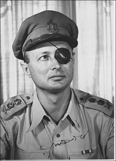 Quel est le nom de ce strat&egrave;ge en D, chef d'&eacute;tat major des forces arm&eacute;es isra&eacute;lienne puis ministre de la d&eacute;fense, tacticien hors pair lors des guerres men&eacute;es par son pays ?