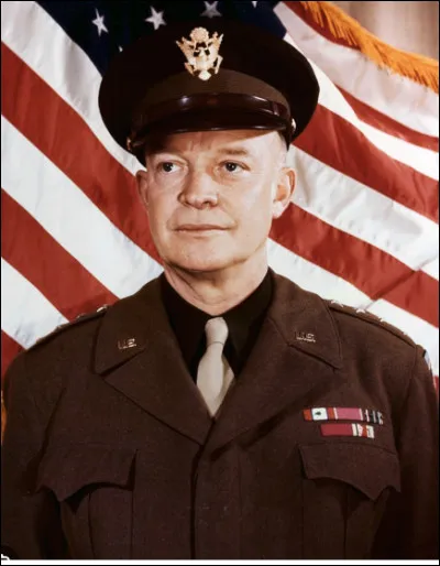 Quel est le nom de ce strat&egrave;ge am&eacute;ricain en E, commandant en chef supr&ecirc;me des forces alli&eacute;es lors de la Seconde Guerre mondiale ?