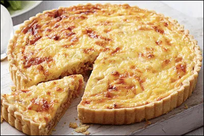 C'est une tarte sal&eacute;e, avec des �ufs, de la cr&egrave;me, des lardons et des oignons.