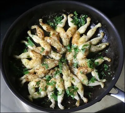 Bien qu'un peu pass&eacute;e de mode, cette recette faisait d&eacute;j&agrave; partie de la cuisine chinoise avant d'&ecirc;tre pr&eacute;par&eacute;e &agrave; notre fa&ccedil;on, avec beurre, persil et ail.