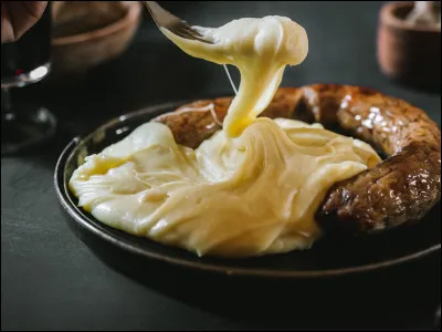 Pr&eacute;paration &agrave; base de pommes de terre, de tomme fra&icirc;che de laguiole ou de cantal, de cr&egrave;me, de beurre et d'ail, c'est...