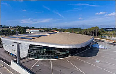 Dans quelle ville se trouve l'Azur Arena, o&ugrave; joue le club de basket des Sharks ?