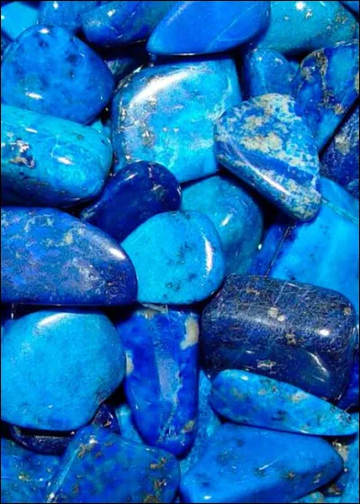 Quel min&eacute;ral est aussi appel&eacute; pierre d'azur ?