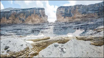 Dans quel texte m&eacute;di&eacute;val le mot azur se trouve-t-il pour la premi&egrave;re fois avec cette orthographe ?