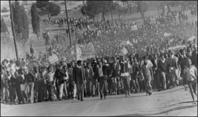 Dans quel pays s�est d&eacute;roul&eacute; le massacre de Soweto ?