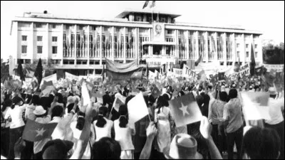 Lors de le r&eacute;unification vietnamienne, comment fut renomm&eacute;e la ville de Sa&iuml;gon ?