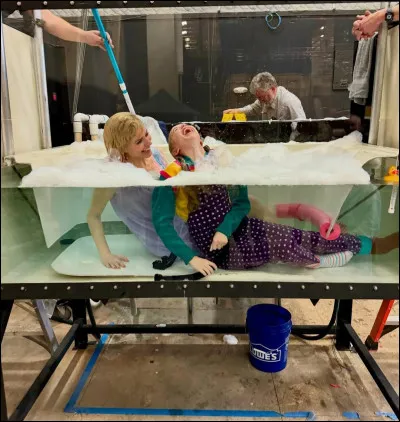 Dans cette sc&egrave;ne que faisaient Karen et Holly ?