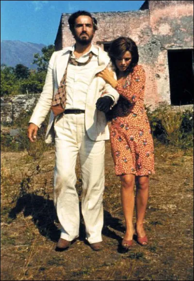 Dans "Parfum de femme", le capitaine en retraite Fausto Consolo (Vittorio Gassman), devenu aveugle, veut aller &agrave; Naples retrouver son ami Vincenzo, lui aussi aveugle et se fait accompagner dans ce voyage par Giovanni, un jeune soldat. C'est un film de ...