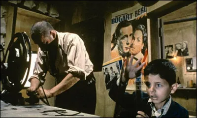 Dans "Cinema Paradiso", Salvatore vient d'apprendre la mort de son vieil ami Alfredo qui lui a tant appris &agrave; travers les films qu'il projetait : c'est un film de ...