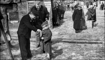 "Rome ville ouverte", film embl&eacute;matique du n&eacute;or&eacute;alisme, a &eacute;t&eacute; r&eacute;alis&eacute; par ...