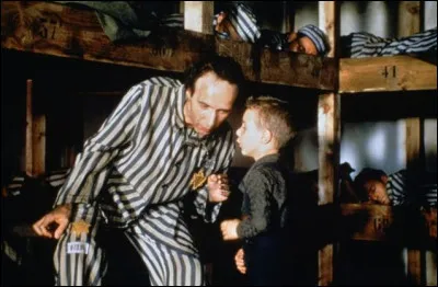 "La vie est belle" suit Guido Orefice un juif italien d'abord dans sa vie &agrave; Arezzo puis avec ses famille en camp de concentration : c'est un film de