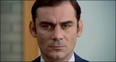 Dans "Enqu&ecirc;te sur un citoyen au-dessus de tout soup&ccedil;on", un commissaire de la s&eacute;curit&eacute; publique (Gian Maria Volont&egrave;) assassine sa ma&icirc;tresse puis jonche la sc&egrave;ne du crime de preuves pour tester les enqu&ecirc;teurs charg&eacute;s de l'affaire. C'est un film r&eacute;alis&eacute; par ...