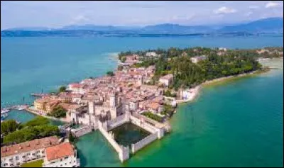 Quel est le plus grand lac italien avec 368 km&sup2; ?