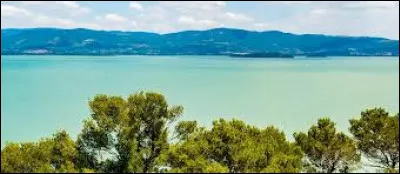 Laquelle de ces affirmations sur le lac Trasim&egrave;ne est fausse ?