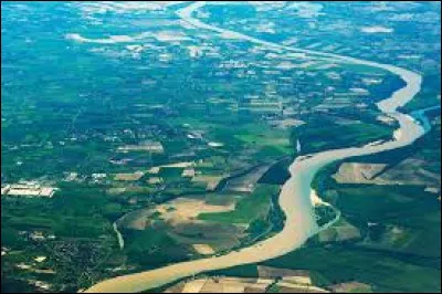 Le P&ocirc;, plus important fleuve italien, est long de ...