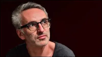 Qui est ce chanteur fran&ccedil;ais, auteur-compositeur et interpr&egrave;te du titre ''La Vip&egrave;re du Gabon'' ?